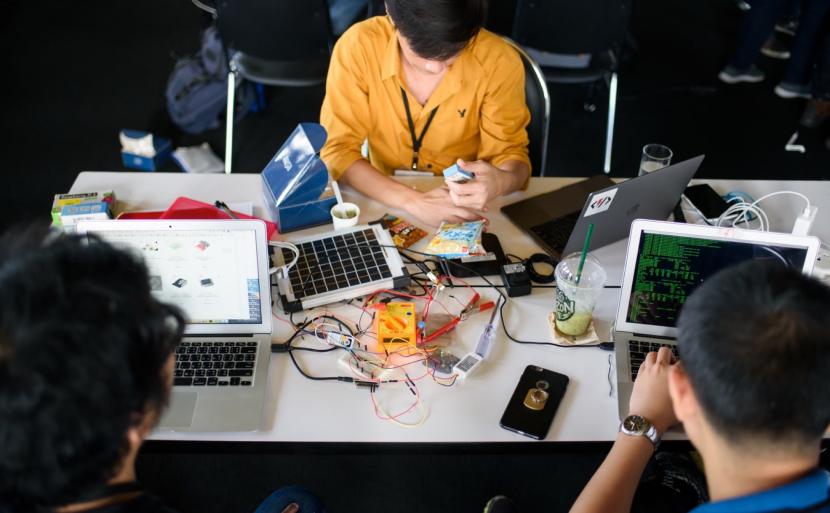 New Energy Nexus Indonesia, [Re]energize Indonesia, meluncurkan hackathon pertama di Indonesia dengan tema energi pintar dan terbarukan.