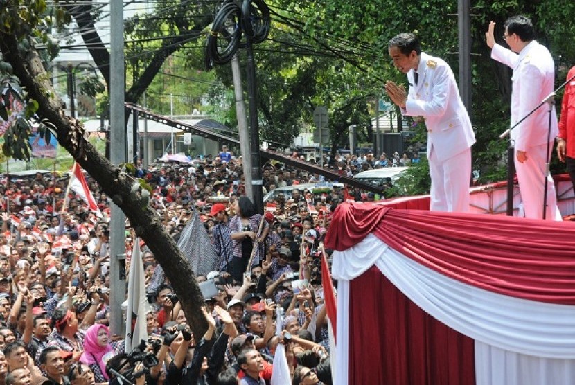 New Governor of Jakarta Joko Widodo (left) and his deputy, Basuki Tjahaja Purnama, greet thousands of people who gather outside the parliamentary building in Kebon Sirih Street, Jakarta, on Monday.