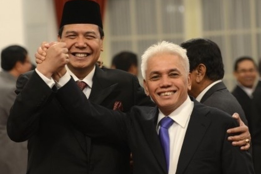 New installed Coordinating Minister of Economic Affairs, Chairul Tanjung (left) poses with his predecessor, Hatta Rajasa, in Jakarta on May 19, 2014.  