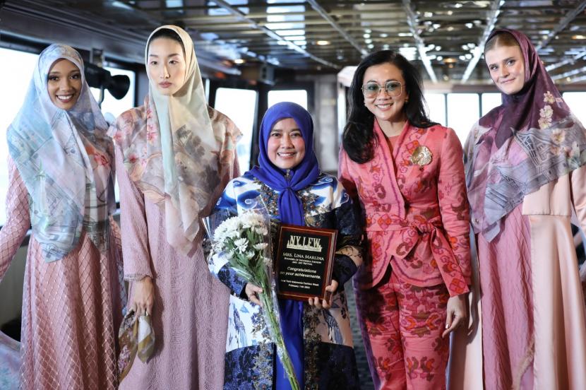 New York Indonesia Fashion Week (NYIFW) pimpinan Vanny Tousignant (tengah) menggelar International Fashion & Arts Week pada 11-12 Februari 2023.