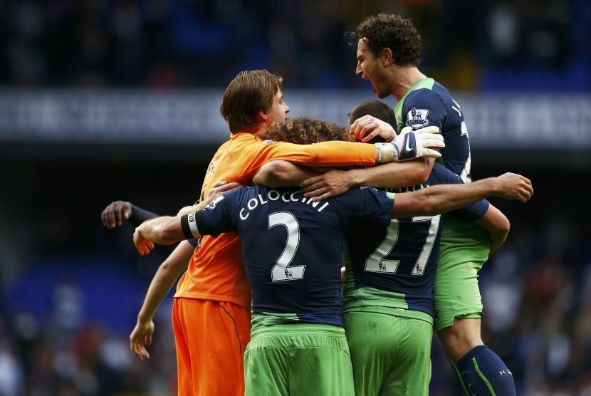 Newcastle United goalkeeper Tim Krul (L) celebrates with teammates as they win their English Premier League soccer match against Tottenham Hotspur at White Hart Lane in London October 26, 2014. 