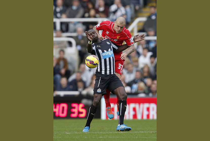Gelandang Newcastle United Moussa Sissoko (depan).