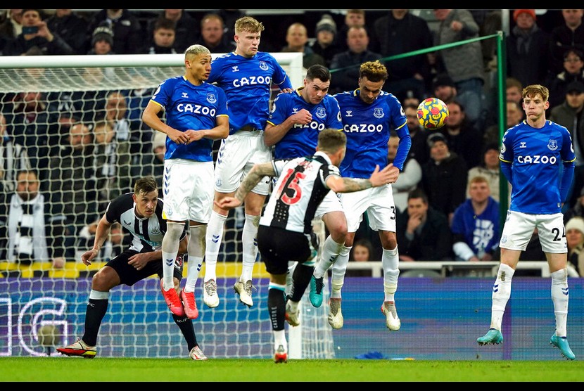 Pemain Newcastle United Kieran Trippier mencetak gol ketiga ke gawang Everton dalam pertandingan lanjutan Liga Primer Inggris di Stadion James Park, Newcastle, Inggris, Rabu (9/2/2022) dinihari WIB.