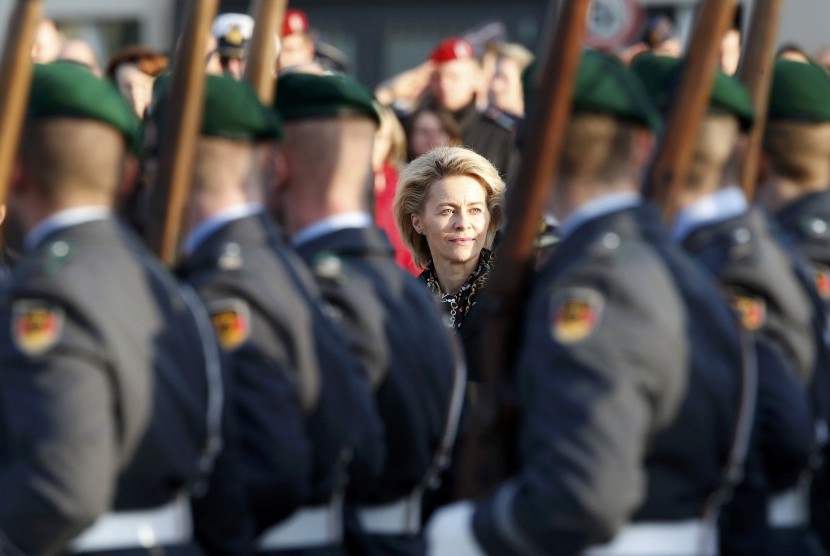 Newly appointed German Defence Minister Ursula von der Leyen inspects a guard of honour during an office handing over ceremony at the Defence Ministry in Berlin December 17, 2013. 