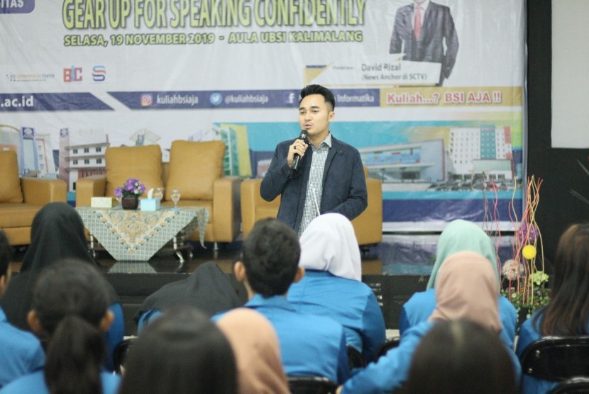 News Achor Liputan 6 pagi SCTV, David Rizal tampil di acara “Gear Up for Speaking Confidently” yang dilaksanakan di Aula UBSI Kalimalang, Jakarta Timur.