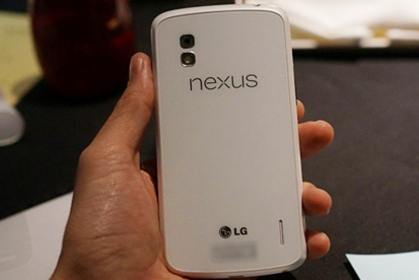 Nexus 4 warna putih. 