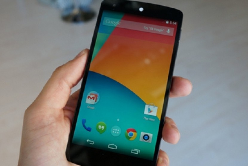 Nexus 5, smartphone pertama berjalan dalam sistem operasi Android KitKat.
