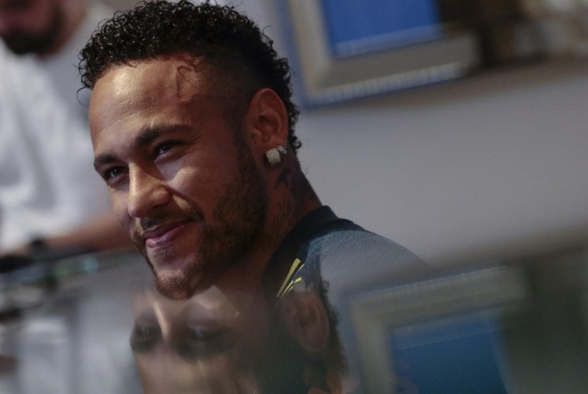 Bintang Paris Saint-Germain (PSG) Neymar.  Manajemen Barcelona dikabarkan akan kembali membujuk Neymar untuk kembali ke Camp Nou pada bursa transfer musim panas tahun ini.