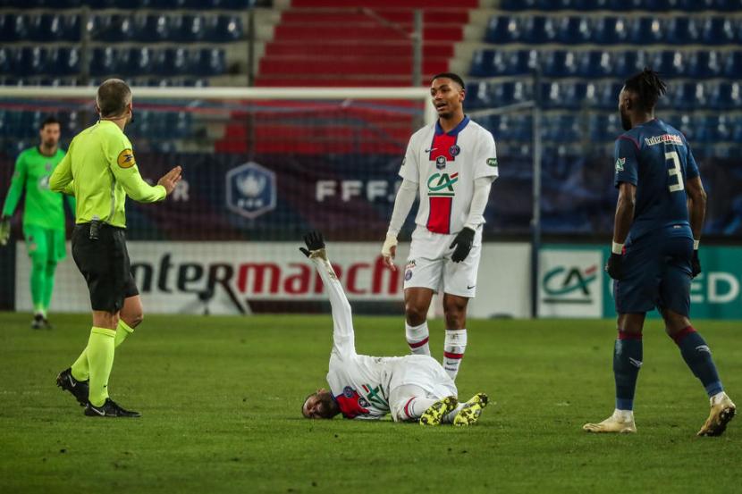  Neymar alami cedera saat PSG mengalahkan Caen 1-0 pada ajang Piala Prancis, Rabu (10/2).