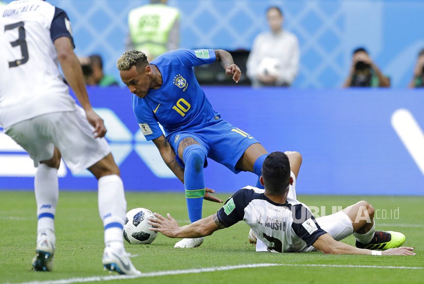 Neymar berebut bola dengan pemain kosta Rika Johnny Acosta pada pertandingan grup E Piala Dunia 2018 di St Petersburg Stadium, Rusia, Jumat (22/6). 