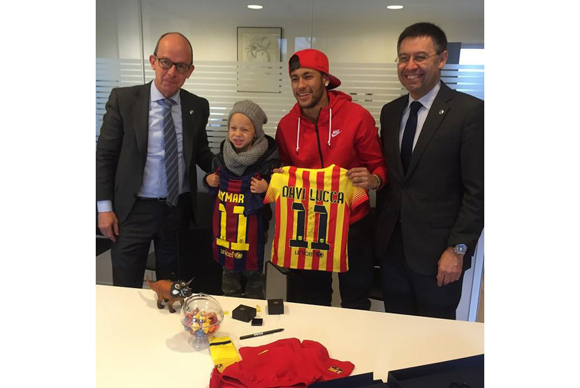 Neymar bersama anak mendaftarkan diri menjadi anggota Barcelona FC