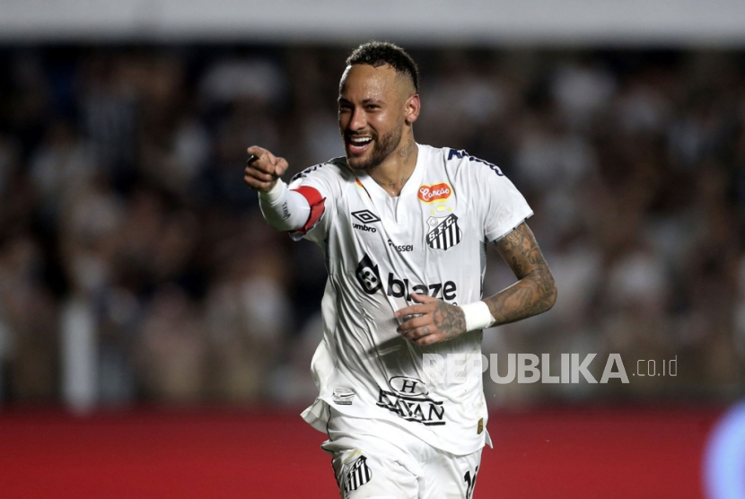 Neymar berselebrasi setelah mencetak gol untuk timnya Santos.