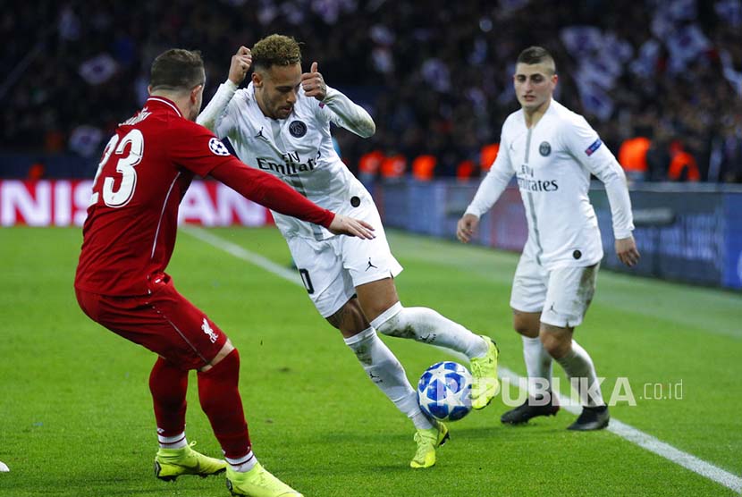 Neymar berusaha menggocek bola dari hadangan Xherdan Shaqiri pada laga Grup C Liga Champions antara Paris Saint Germain melawan Liverpool di stadion Parc des Princes, Paris, Kamis (29/11) dini hari.