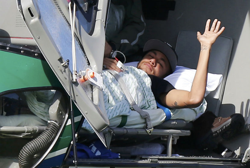 Neymar, bintang Brasil yang mengalami cedera, dilarikan ke rumah sakit dengan menggunakan helikopter di Teresopolis, Rio de Janeiro, Sabtu (5/7). 