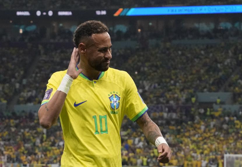 Neymar Brasil memberi isyarat selama pertandingan sepak bola grup G Piala Dunia antara Brasil dan Serbia, di Stadion Lusail di Lusail, Qatar, Kamis, 24 November 2022. 