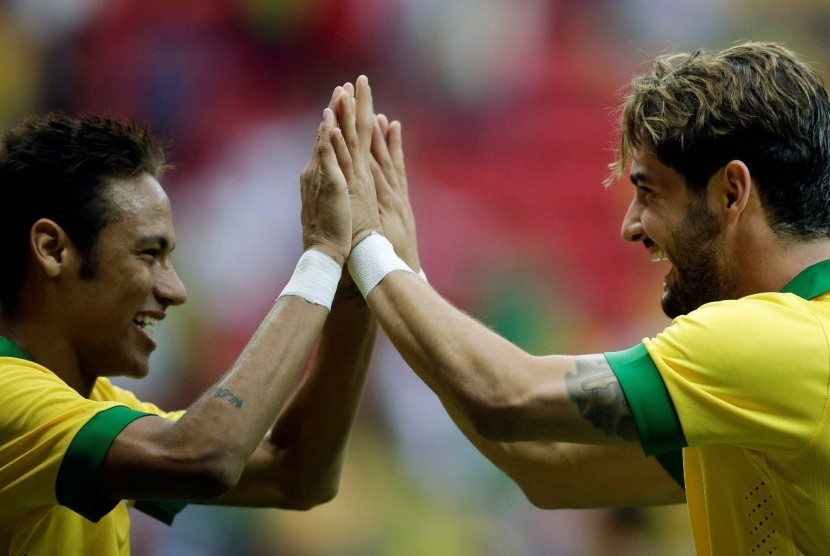 Neymar dan Alexandre Pato melakukan selesebrasi bersama usai mencetak gol
