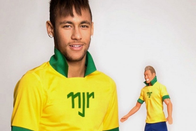 Neymar dan boneka berbentuk dirinya.