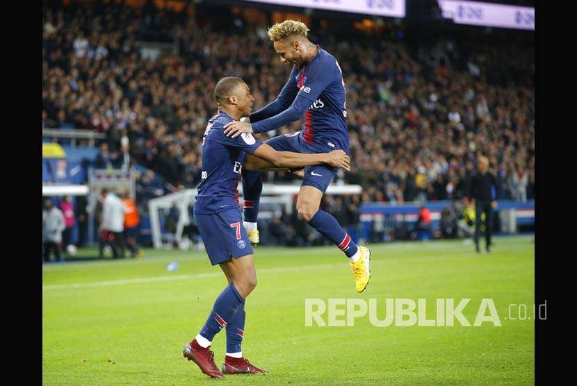 Neymar dan Mbappe merayakan gol pada pertandingan Ligue1 antara Paris-Saint-Germain melawan Lyon di Stadium Parc des Princes, Paris, Senin (8/10) dini hari