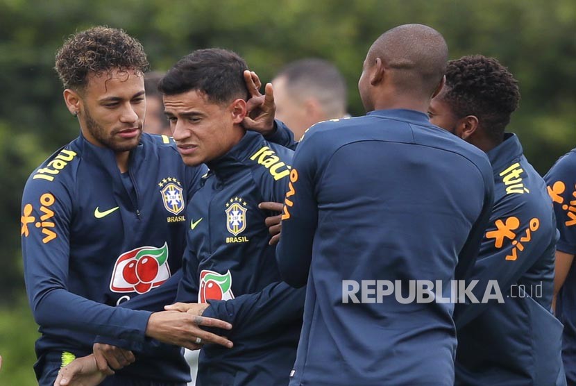  Neymar dan rekan setimnya menjentikkan telinga Philippe Coutinho (tengah) di sesi pelatihan timnas sepak bola Brasil, pada 2020 lalu. Coutinho akan menggantikan peran Neymar yang cedera di lanjutan kualifikasi Piala Dunia 2022 zona Conmebol.