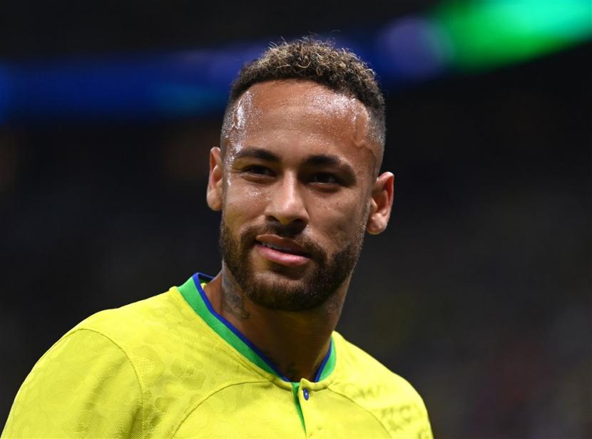  Neymar dari Brasil beraksi selama pertandingan sepak bola grup G Piala Dunia 2022 antara Brasil dan Serbia di Stadion Lusail di Lusail, Qatar, 24 November 2022.