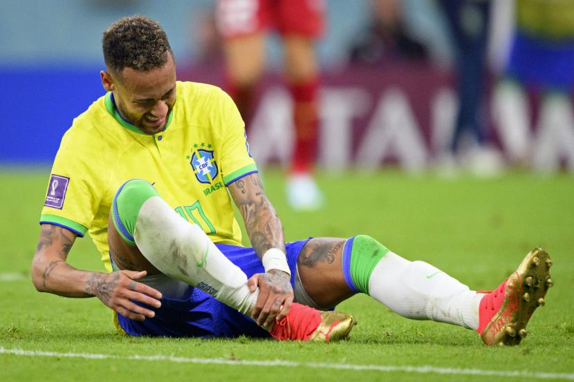 Neymar dari Brasil meraih pergelangan kakinya setelah cedera selama pertandingan sepak bola grup G Piala Dunia antara Brasil dan Serbia, di Stadion Lusail di Lusail, Qatar pada Kamis, 24 November 2022. 