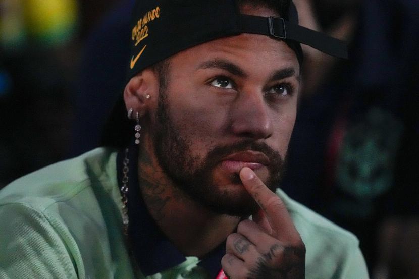 Neymar dari Brasil terlihat pada awal pertandingan sepak bola grup G Piala Dunia antara Kamerun dan Brasil, di Stadion Lusail di Lusail, Qatar, Jumat, 2 Desember 2022. 