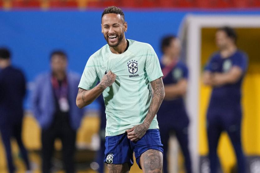 Neymar dari Brasil tersenyum saat sesi latihan di stadion Grand Hamad di Doha, Qatar, Ahad, 4 Desember 2022. Brasil akan menghadapi Korea Selatan dalam pertandingan sepak bola babak 16 besar Piala Dunia pada 5 Desember.