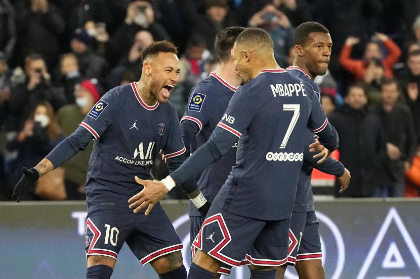Neymar dari PSG, kiri, merayakan dengan rekan satu timnya Lionel Messi, kedua kiri, Georginio Wijnaldum, kanan, dan Kylian Mbappe, dalam laga kontra Lens, dalam lanjutan Ligue 1 Prancis, Ahad (24/4/2022). PSG menang 1-0 sekaligus memastikan jadi juara Ligue 1 musim 2021/2022. 
