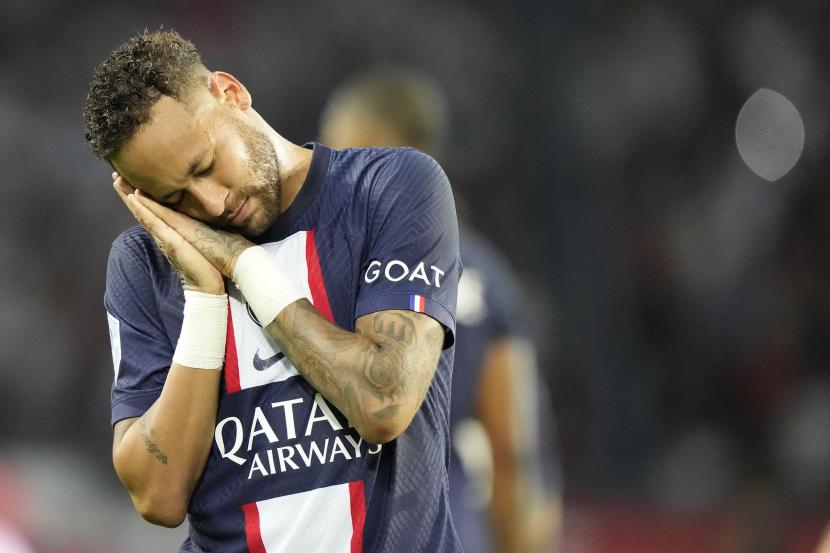  Neymar dari PSG memberi isyarat selama pertandingan sepak bola Liga Satu Prancis antara Paris Saint-Germain dan Montpellier di Parc des Princes di Paris,   Ahad (14/8/2022) dini hari WIB.