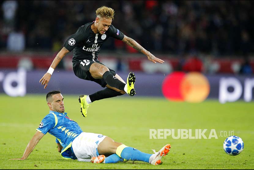 Neymar diadang Nikola Maksimovic pada laga Grup C Liga Champions Eropa antara Paris Saint Germain dan Napoli di Parc des Princes stadium, Paris, Kamis (25/10) dini hari.