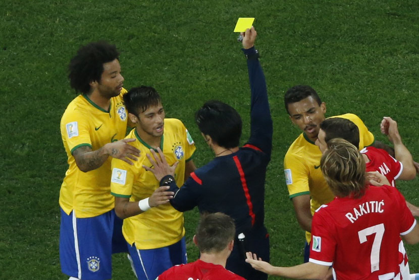 Neymar (dua kiri) diganjar kartu kuning.  