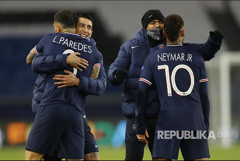 Neymar jr dan kawan-kawan merayakan lolosnya tim mereka ke babak semifinal usai laga leg kedua perempat final Liga Champions antara Paris Saint Germain dan Bayern Munich di Stadion Parc des Princes, di Paris, Prancis, Rabu (14/4) dini hari WIB.