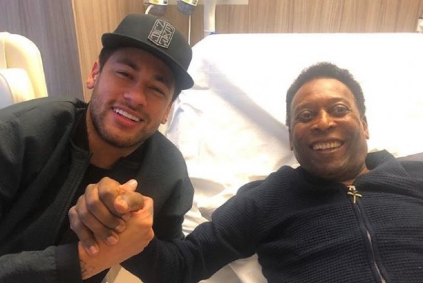 Neymar Jr (kiri) saat mengunjungi Pele di RS di Paris, Prancis, beberapa waktu lalu. 