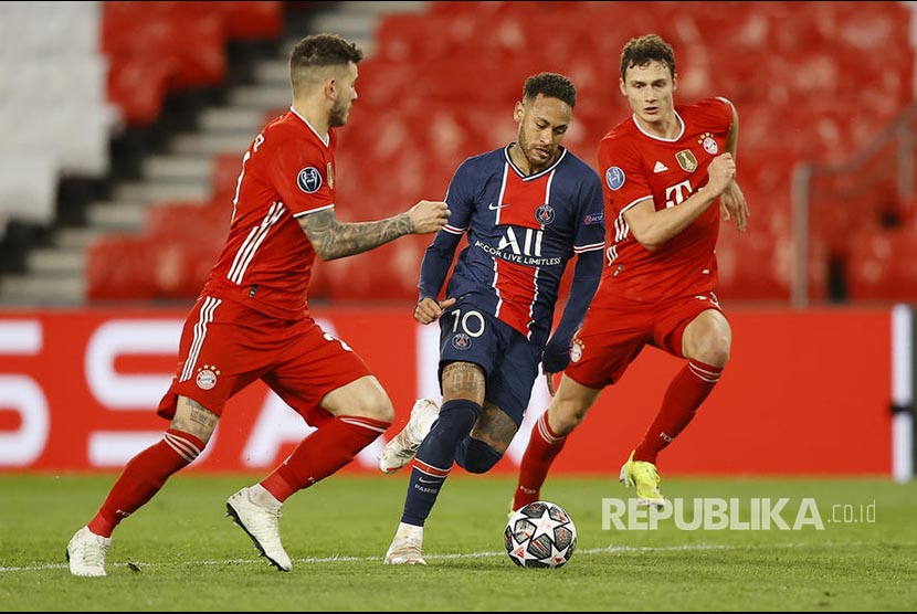 Neymar jr menggiring bola pada laga leg kedua perempat final Liga Champions antara Paris Saint Germain dan Bayern Munich di Stadion Parc des Princes, di Paris, Prancis, Rabu (14/4) dini hari WIB.