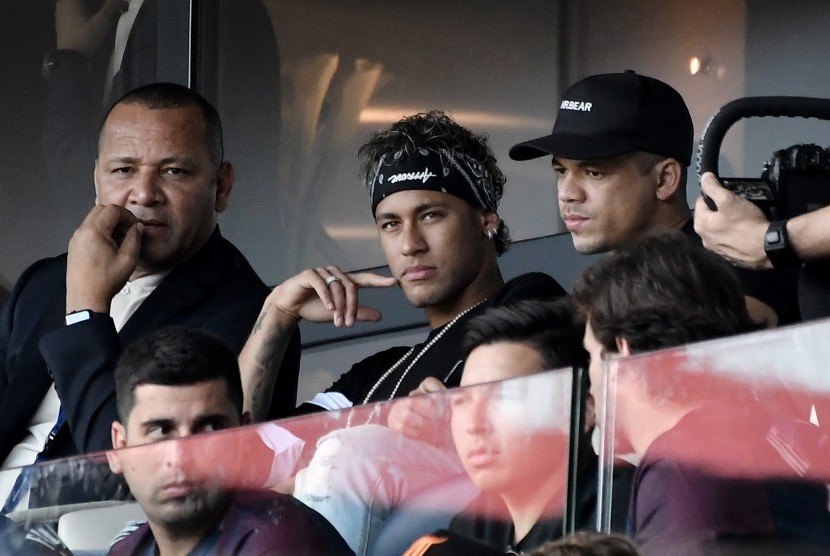 Neymar Jr menyaksikan langung laga Paris Saint-Germain lawan Amiens dari tribun Parc des Princes, Sabtu (5/8).