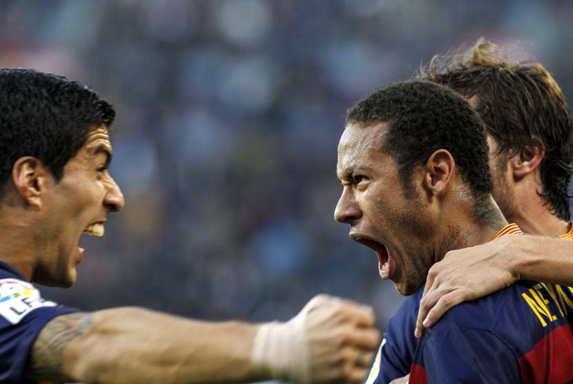 Neymar (kanan) dan Luis Suarez (kiri) melakukan selebrasi. 