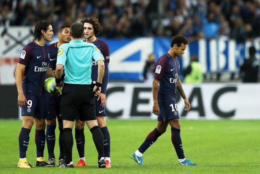 Neymar (kanan) meninggalkan lapangan setelah mendapatkan kartu merah dalam laga Marseille kontra PSG.