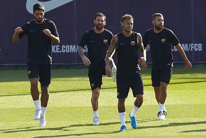 Neymar (kedua kanan) berlatih bersama rekan-rekannya di Barcelona.