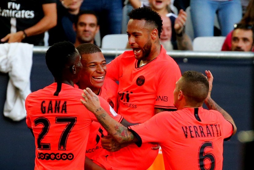 Neymar (kedua kanan) merayakan golnya ke gawang Bordeaux bersama Kylian Mbappe (kedua kiri)..