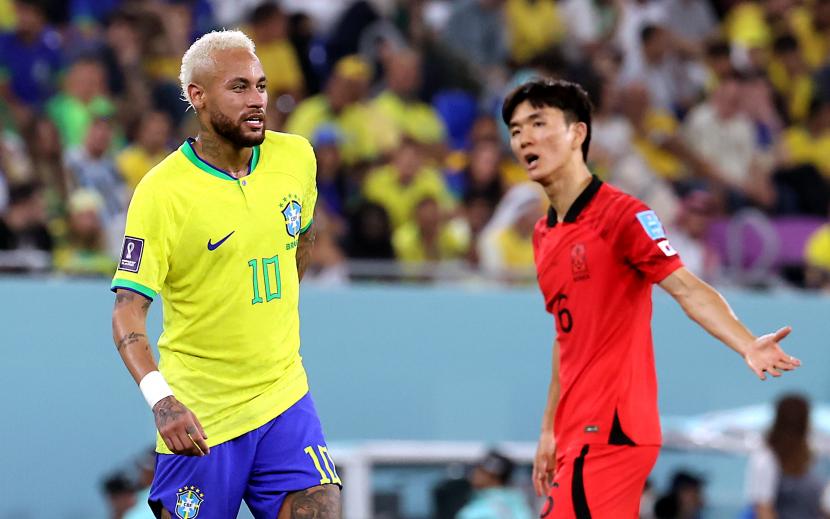 Neymar (kiri) dari Brasil dalam pertandingan melawan Korea Selatan pada babak 16 besar Piala Dunia 2022 di Stadion 974, Doha, Qatar, 5 Desember 2022. 
