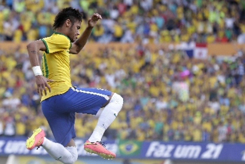 Neymar melakukan selebrasi usai mencetak dua gol ke gawang timnas Kroasia, Jumat (13/6) dini hari WIB.