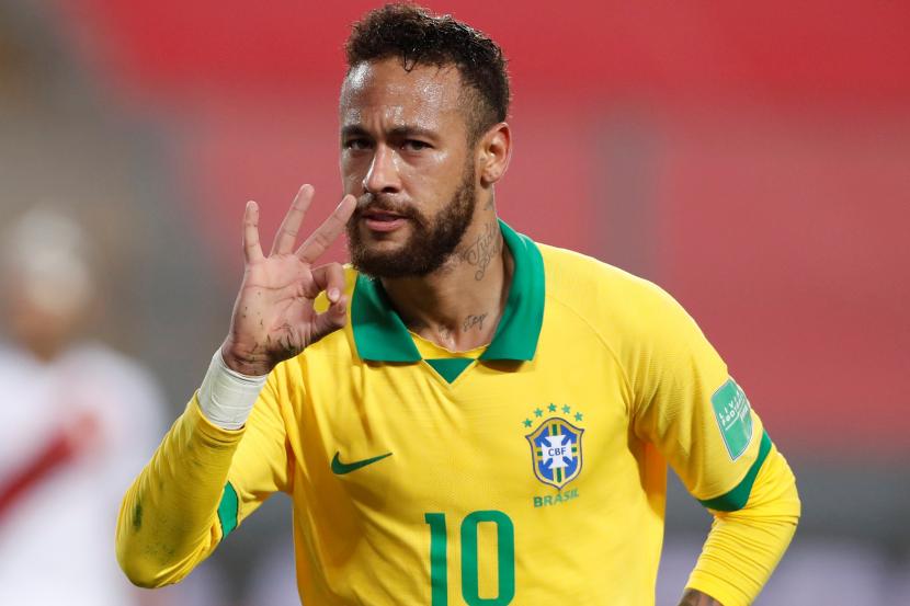 Neymar menunjukkan tiga jarinya setelah mencetak trigol ke gawang Peru pada laga kualifikasi Piala Dunia 2022 di Lima, Peru,Rabu (14/10).
