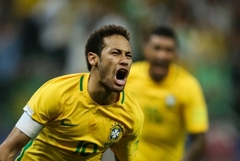 Neymar merayakan gol Brasil ke gawang Paraguay pada laga kualifikasi Piala Dunia 2018 di Arena Corinthians, Rabu (29/3). Brasil menang 3-0. 