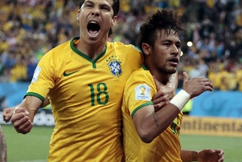 Neymar merayakan gol dengan Hernanes.