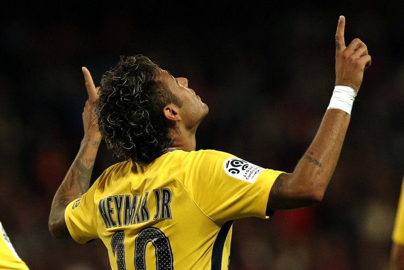 Neymar merayakan gol pertamanya untuk Paris Saint-Germain di Ligue 1.