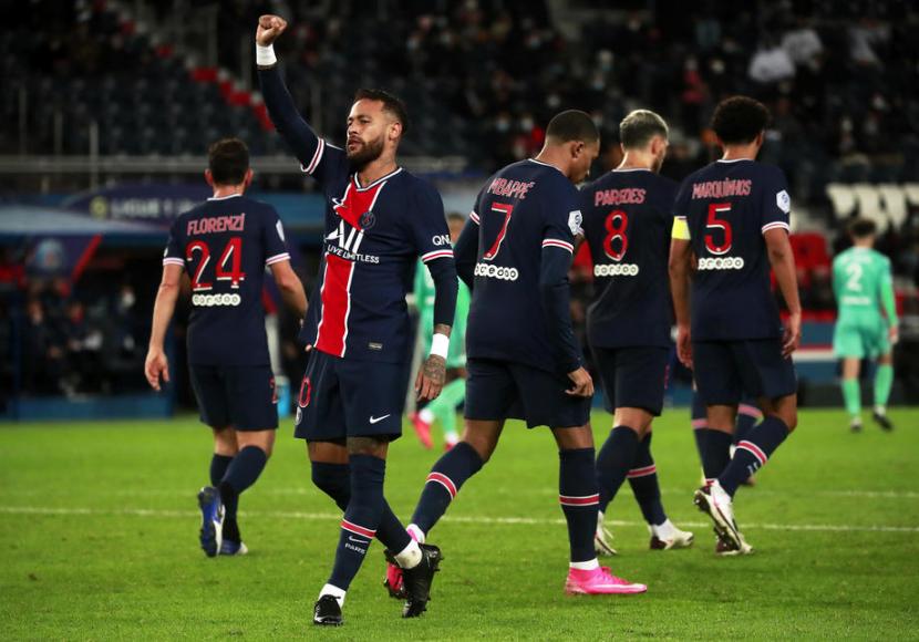Penyerang Paris Saint-Germain (PSG) Neymar (kiri) merayakan golnya ke gawang Angers.