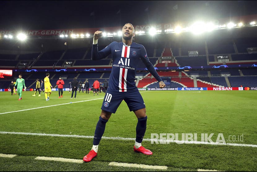 Neymar merayakan kemenagan PSG di Stade de Prince, Paris, Perancis, Kamis (12/3),