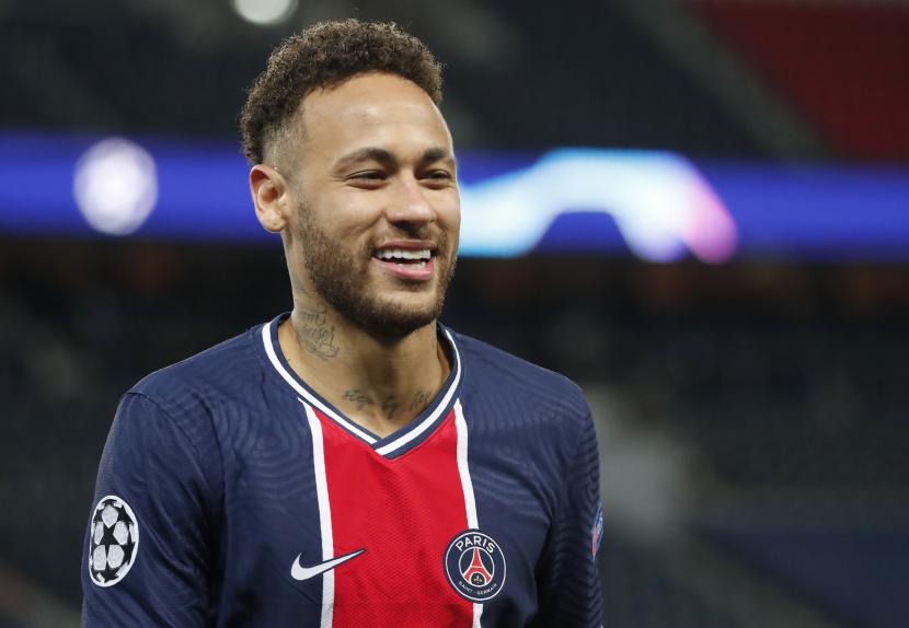 Neymar PSG tersenyum selama pertandingan sepak bola Liga Champions, leg kedua, perempat final antara Paris Saint Germain dan Bayern Munich di stadion Parc des Princes, di Paris, Prancis, Selasa, 13 April 2021.