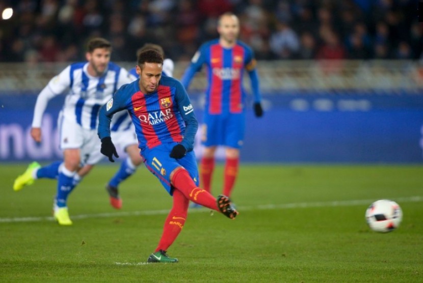 Neymar saat mencetak gol lewat tendangan penalti ke gawang Real Sociedad.