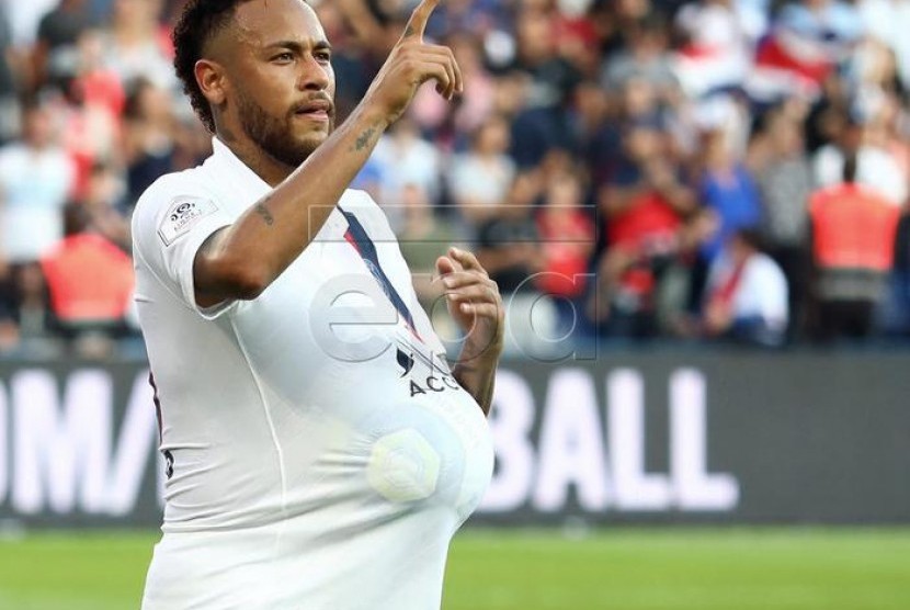 Neymar usai mencetak gol untuk PSG.